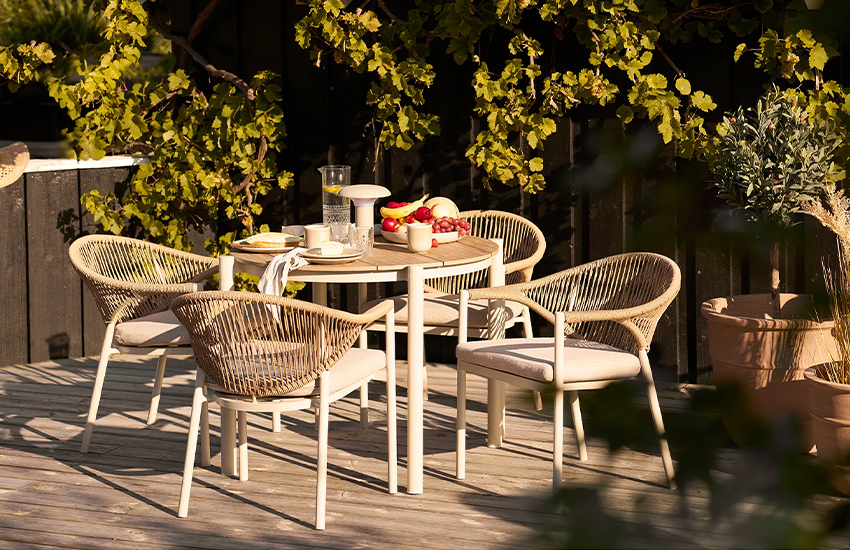 Abela spisegruppe ute med Spisebordstol, aluminium med rotting