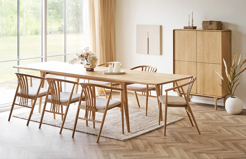 Darwin spisebord og skjenk fra House Nordic natur oljet eik