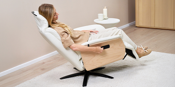 Biege skinnstol med elektrisk recliner fra Skagen Studio